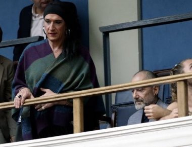 Η ΛΟΑΤΚΙ με τουρμπάνια και λουλούδια στην Βουλή για την αλλαγή φύλου (φωτό)